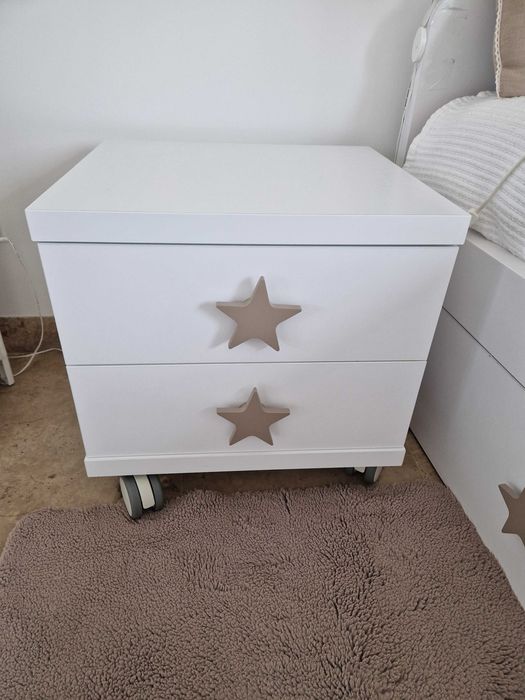 Cama, colchão e mesa de cabeceira Juvenil