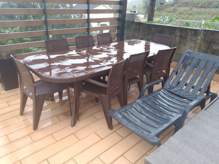 Conjunto de 8 cadeiras e mesa grande e espeguicadeira