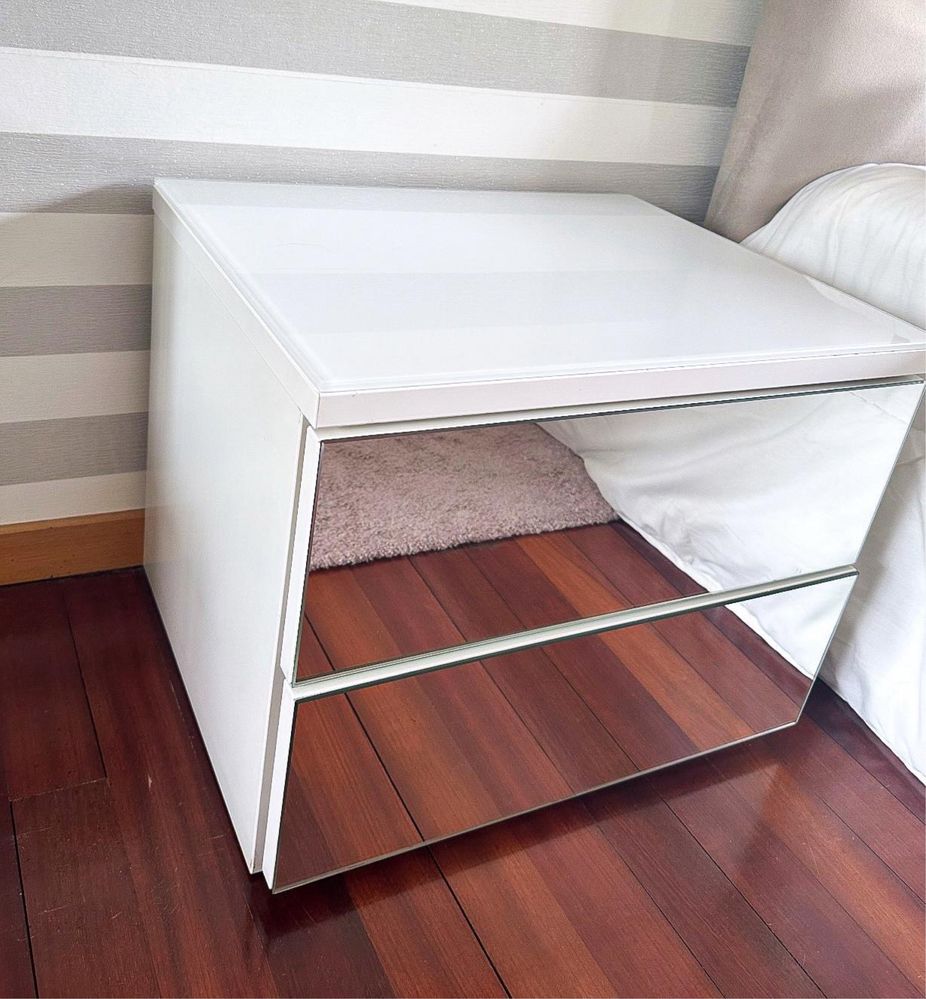Mesinha de quarto em otimo estado