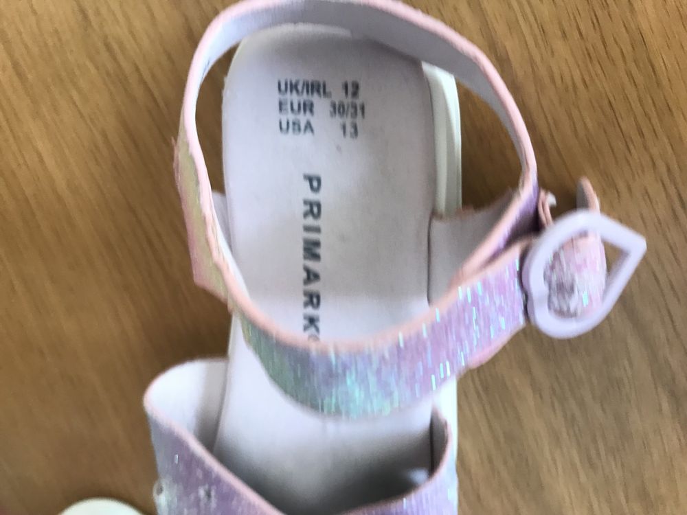 Sandálias rosa com reflexos brilhantes, tamanho 30/31