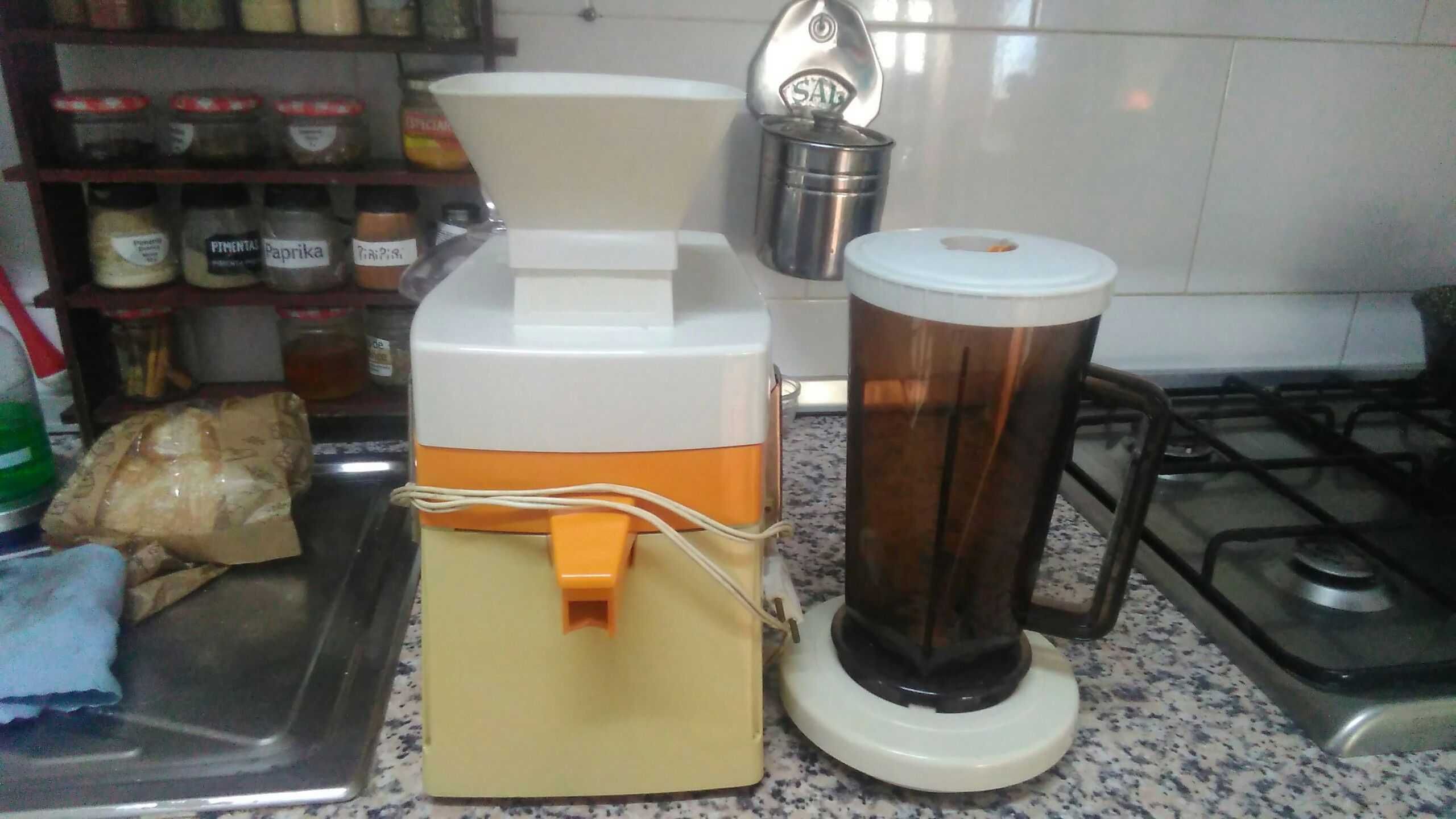 Maquina de sumos com liquidificador em muito bom estado , da moulinex,