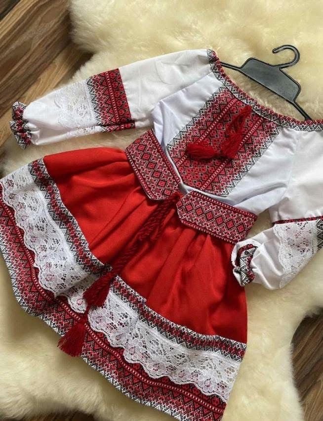 Вишитий костюм на дівчинку 104