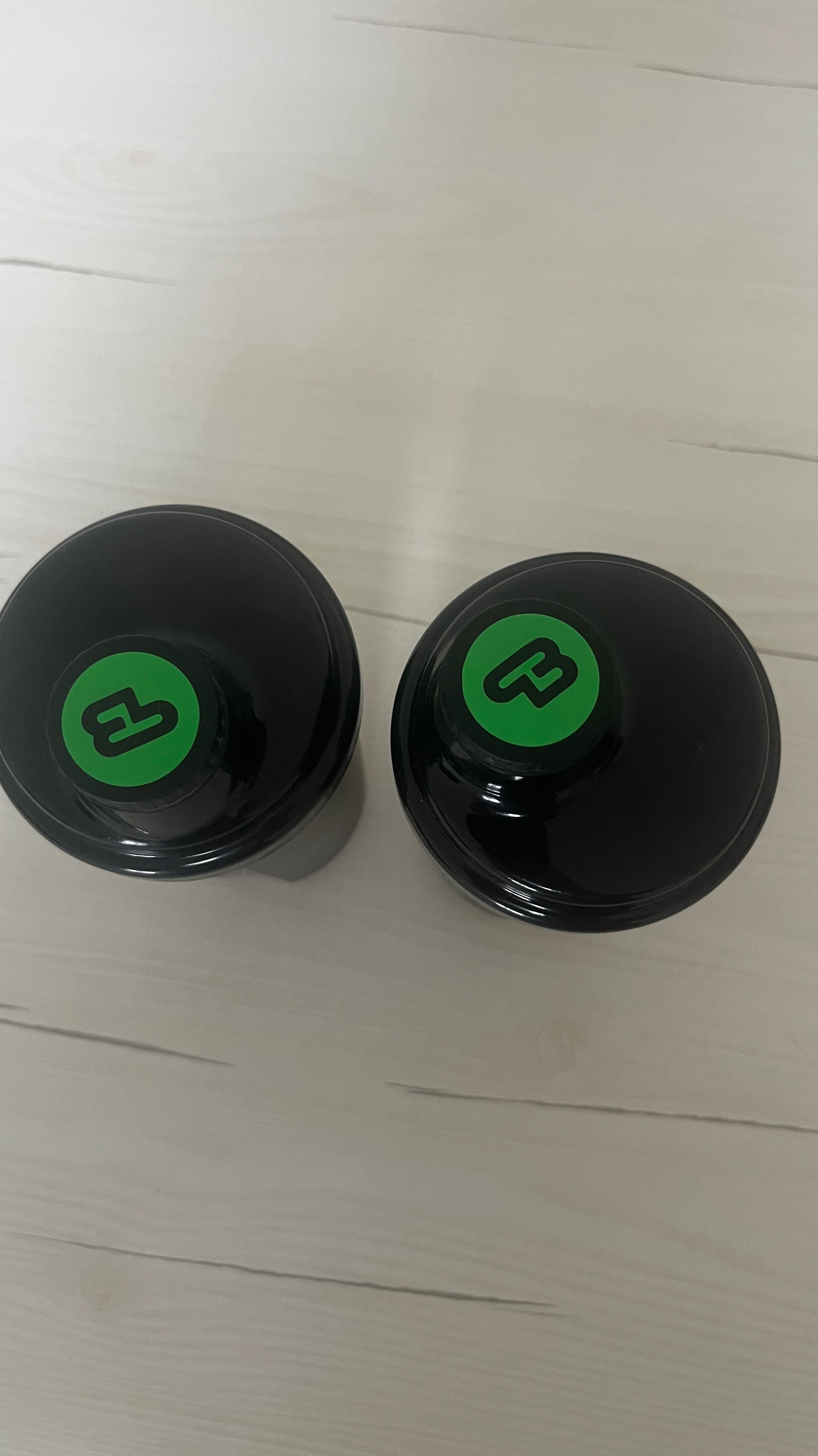 Dois shakers de proteína da marca Primebody