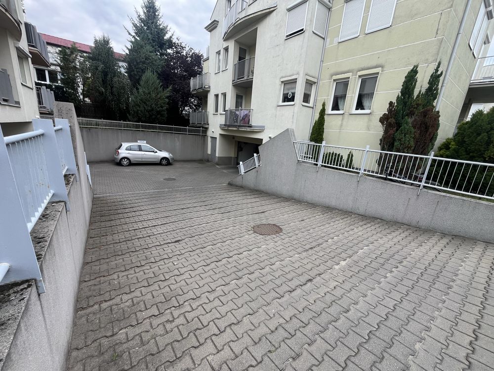 Sprzedam miejsce postojowe w hali garażowej Stróżyńskiego 15e Poznań