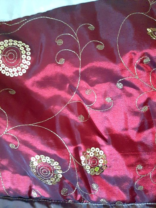 Piekna satynowa narzuta na łóżko