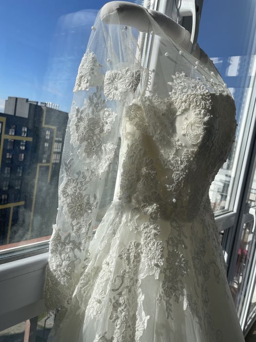 Весільна сукня з шлейфом