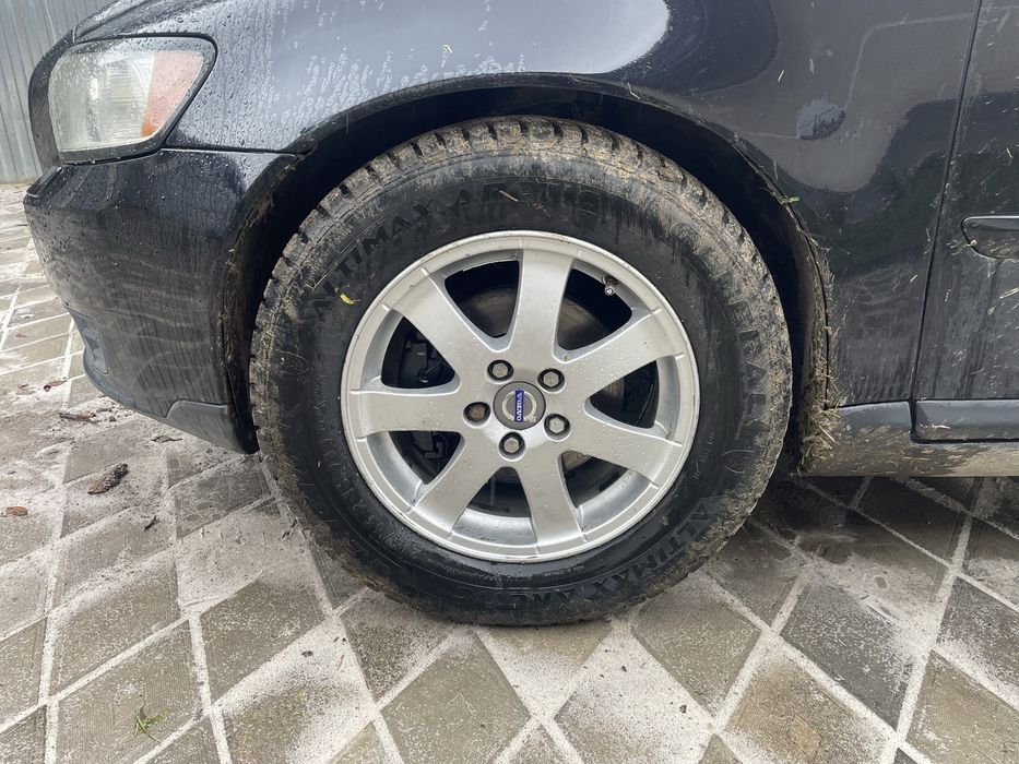 Колеса в зборі Volvo також є окремо диски резина докатка