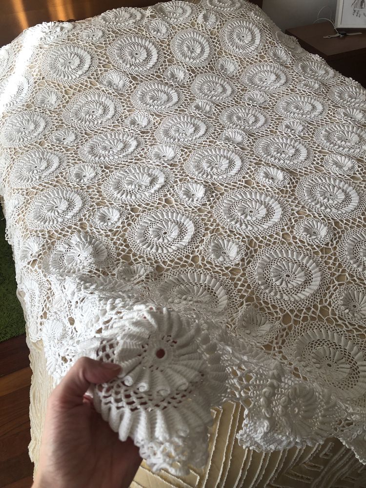 Colcha bordada à mão em algodão