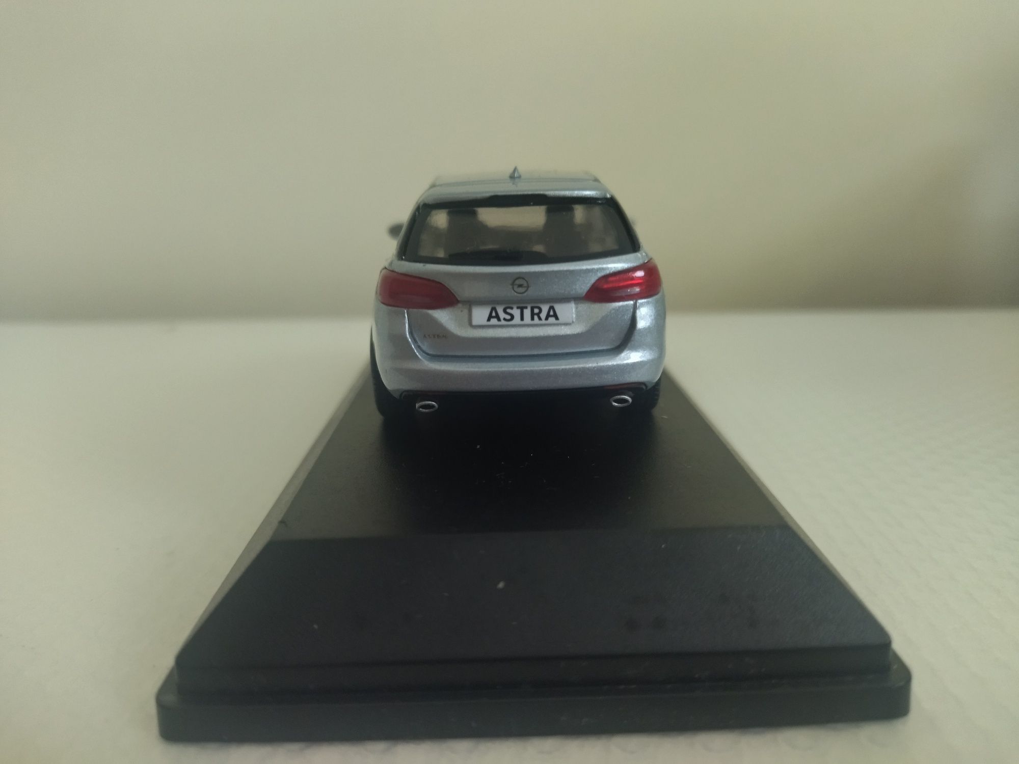 Miniatura Opel Astra ST 1/43 Nova