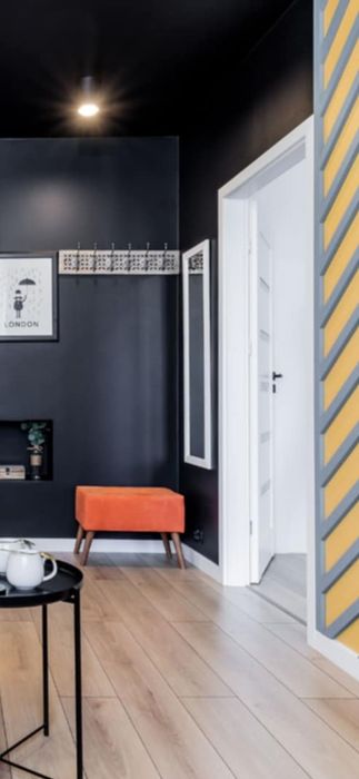 Lustro w Białej drewnianej ramie