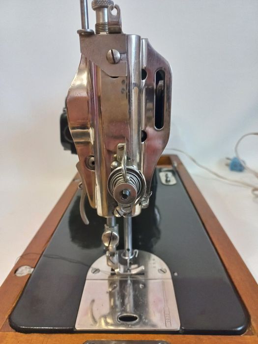 Швейная машинка Bernina KL105.