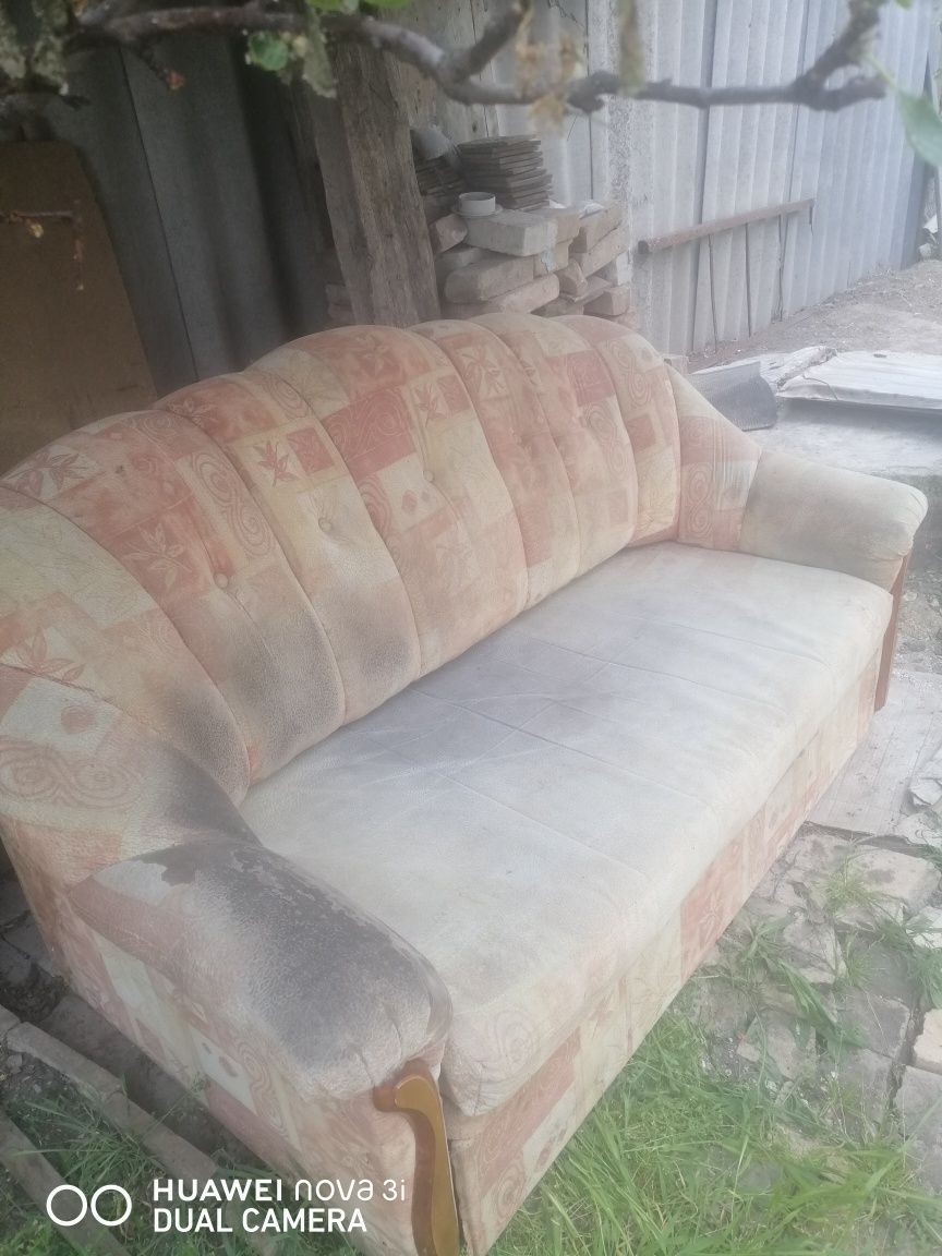 Продам диван в нормальном состоянии.