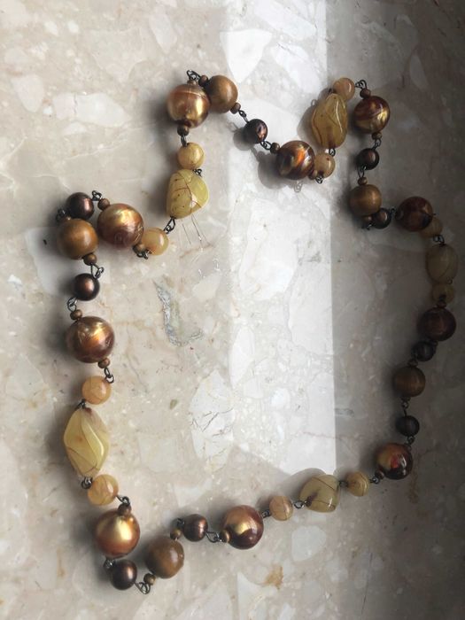 korale w odcieniach brązu