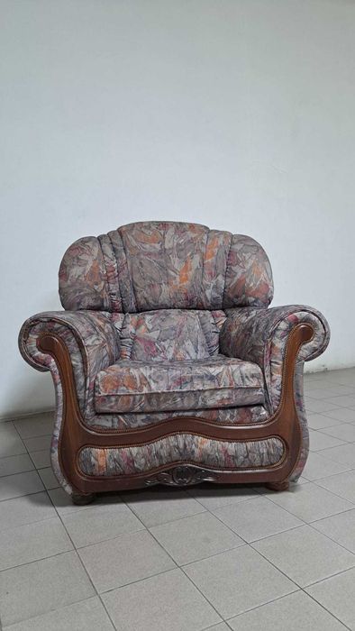 Conjunto - um sofá, duas poltronas e uma mesa de centro - Bom Estado