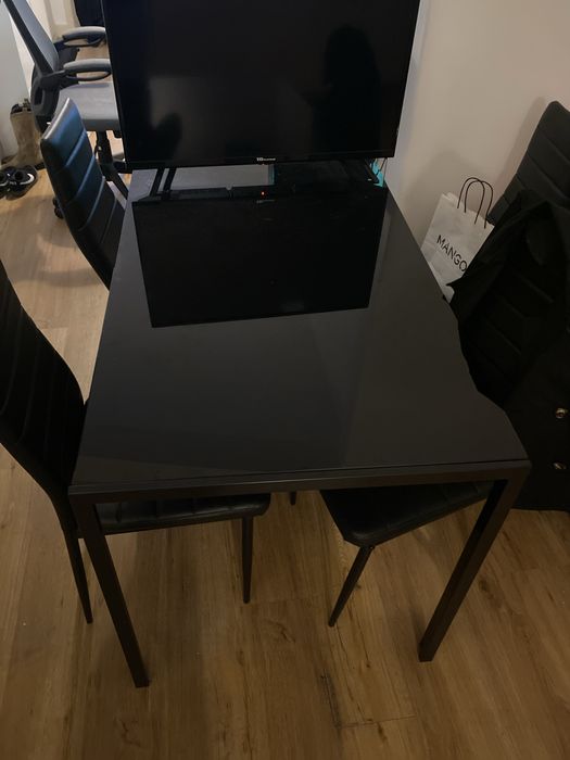 mesa completa com 4 cadeiras