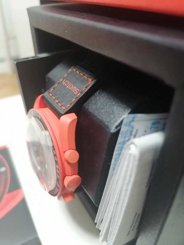 Lava x Omega Swatch SO33O100 – Płynna Moc