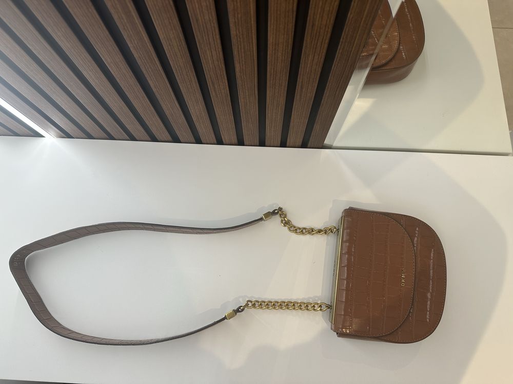 DKNY listonoszka polksiezyc brazowa/camel