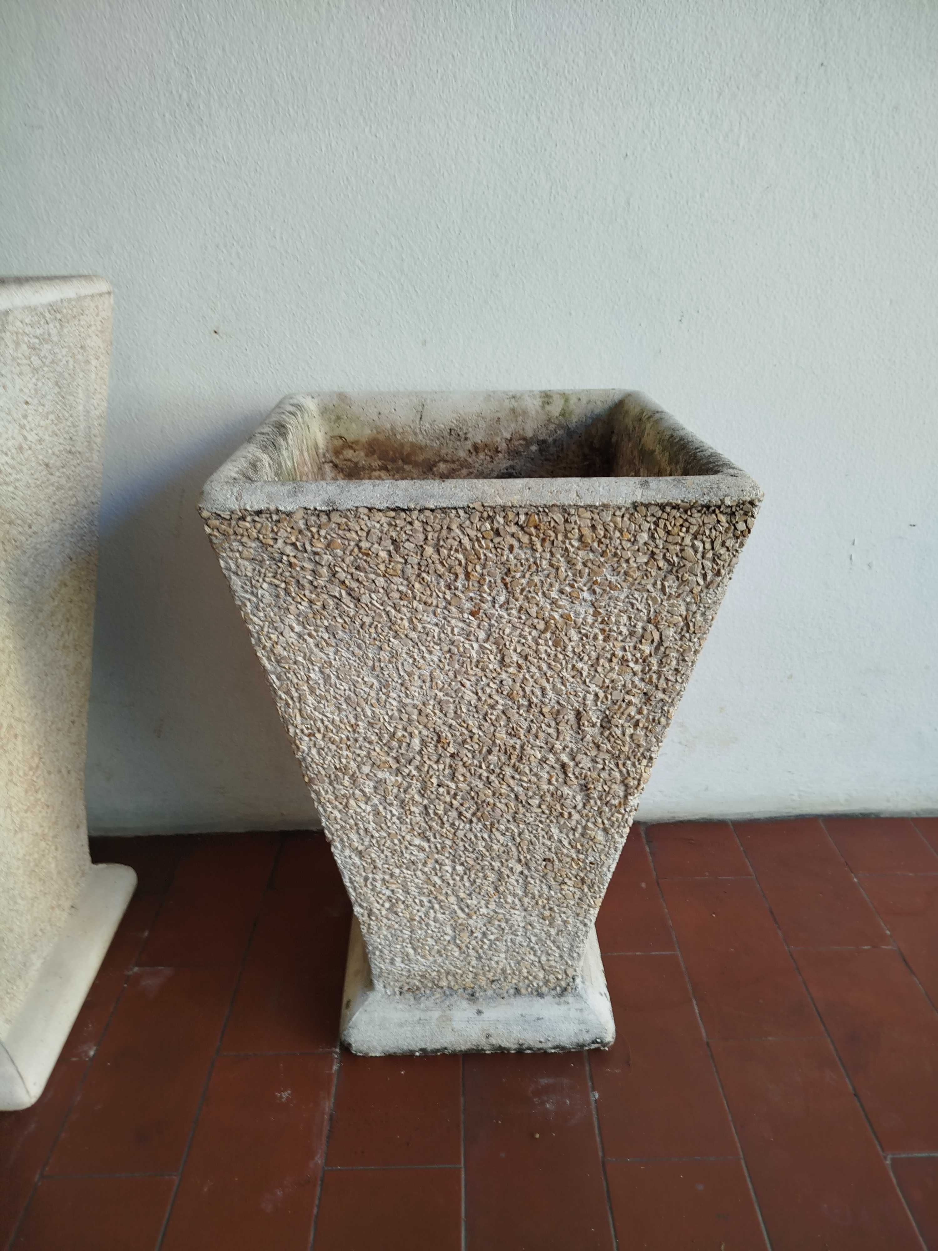 2 Vasos em pedra, 1 com 60 cm de altura e 1 com 50 cm de altura.