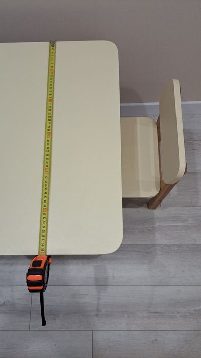 Дитячий стіл та два стільці