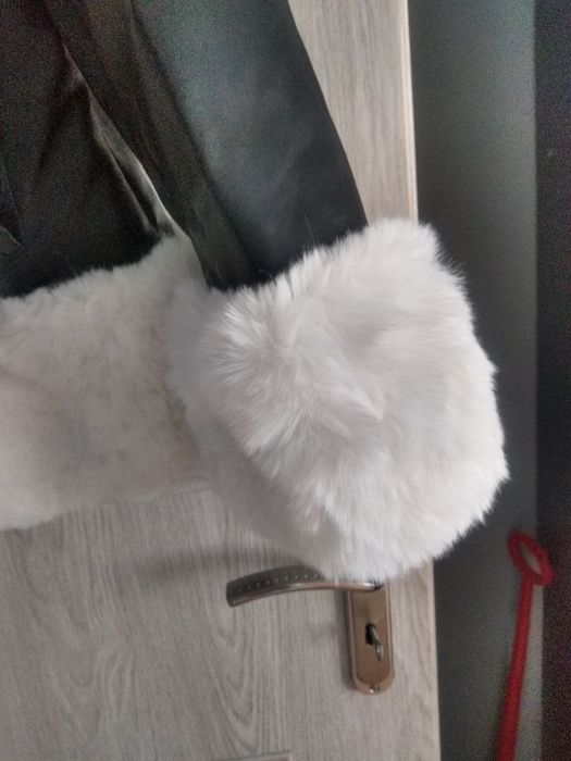 Nowa z metką czarna kurtka z eko skóry z białym futerkiem