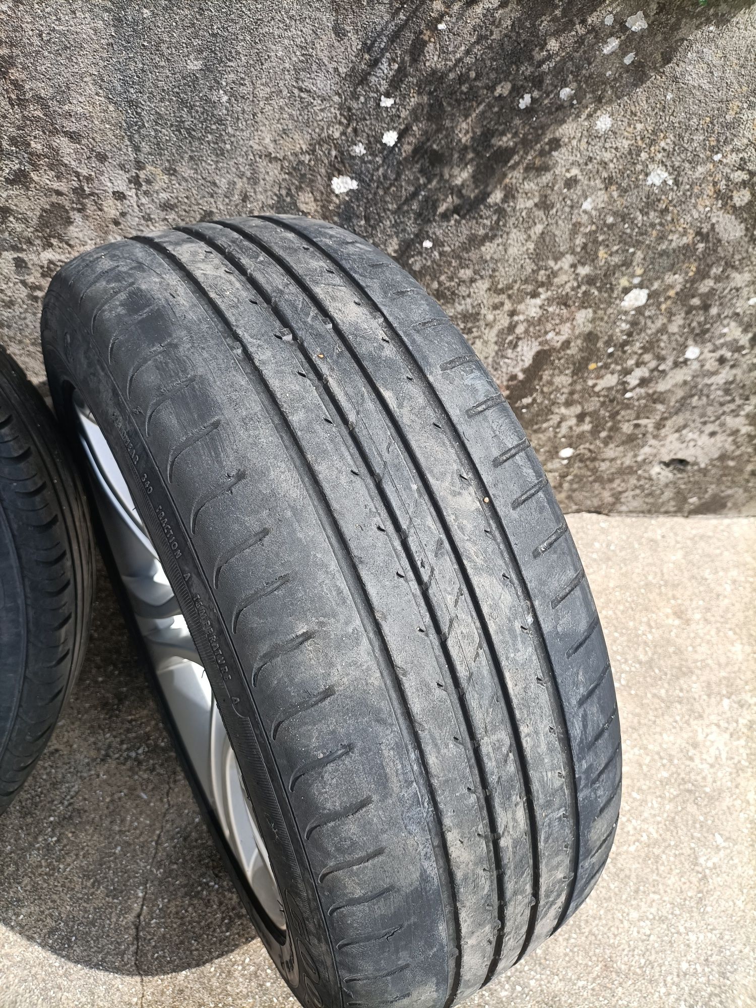 Para venda jantes com pneus r16 com bastante rasto