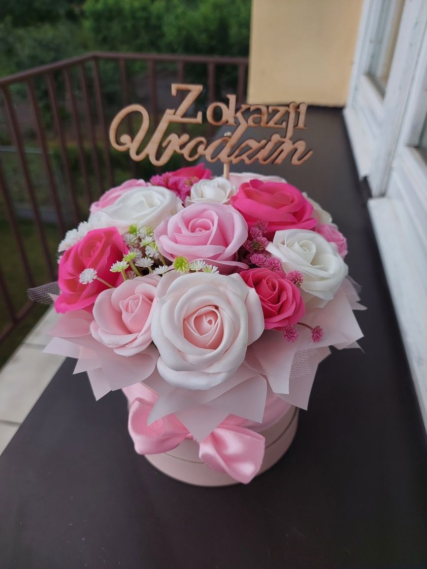 Flowerbox z pachnących różyczek mydlanych na każdą okazję