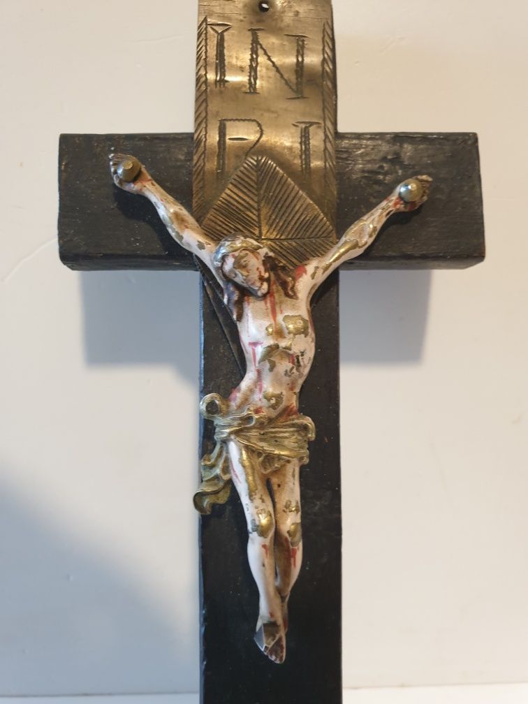 Antigo crucifixo com Cristo em bronze  policromado