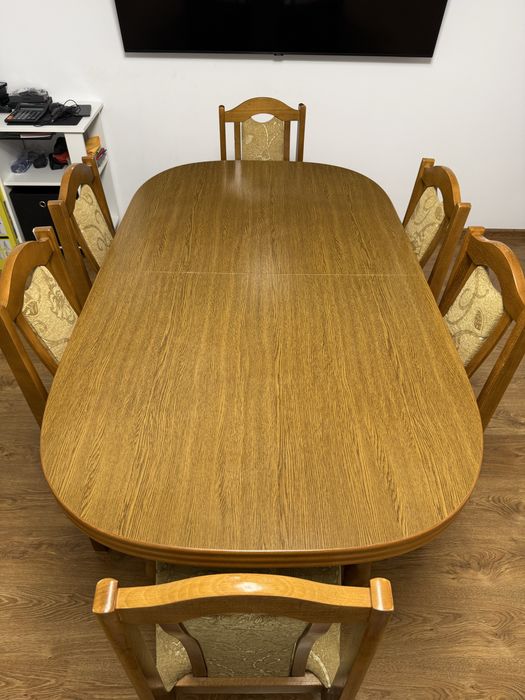 stół z 6 krzesłami – idealny do jadalni lub salonu!