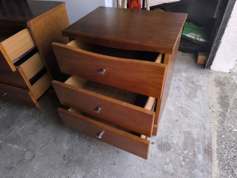2 Mesas de cabeceira como novas em madeira maciça