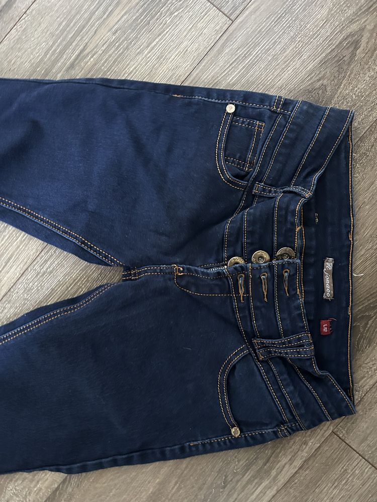 Granatowe spodnie skinny jeans rurki