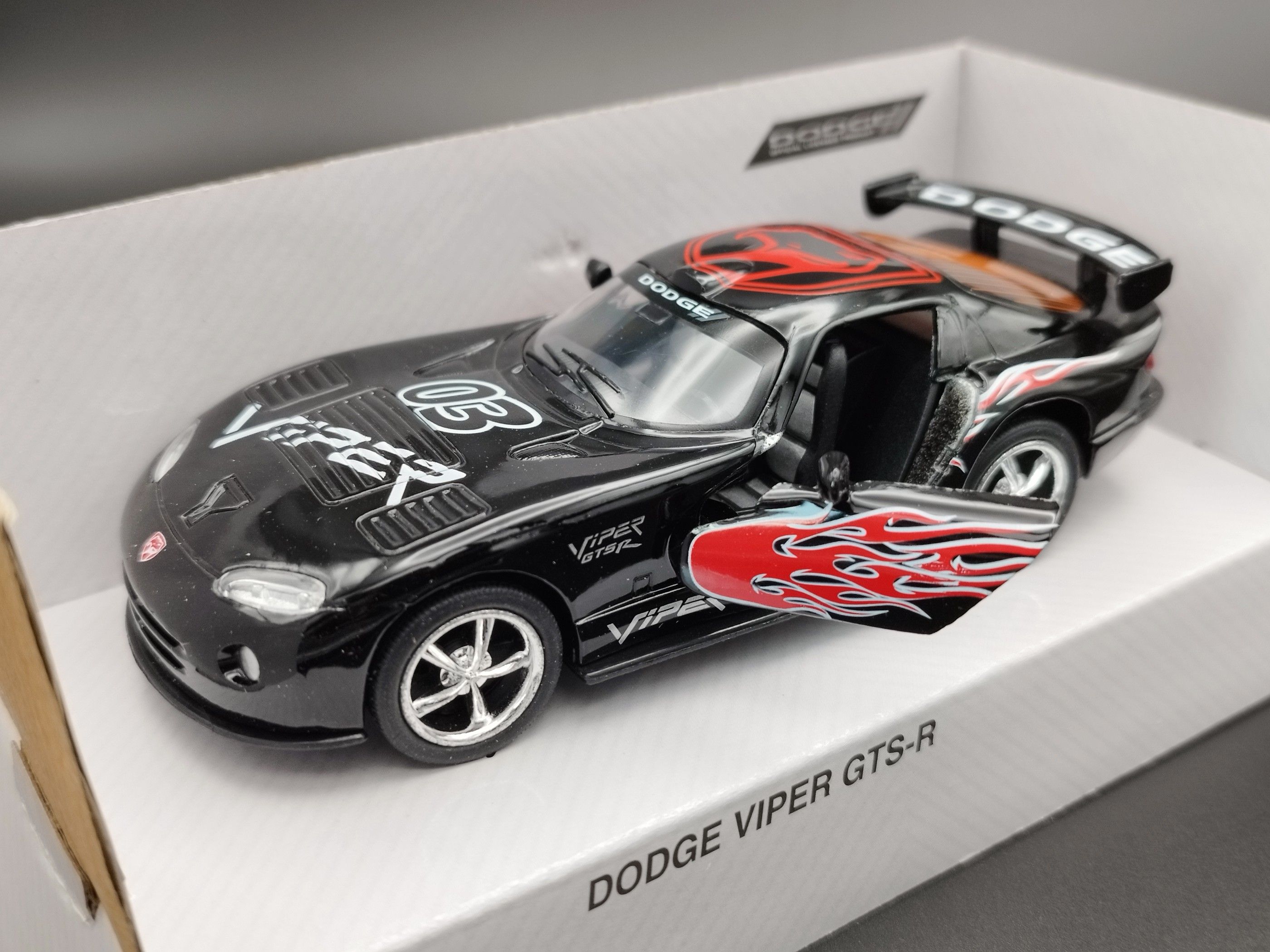 Skala ok.1:34-39 Dodge Viper GTS-R  model