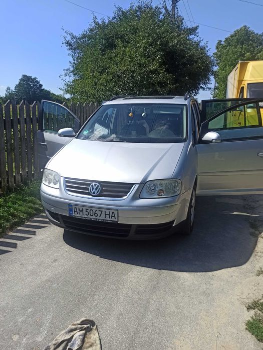 Volkswagen touran.