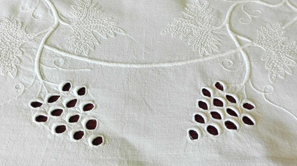 Toalha Artesanal com Bordados -  Nova - OPORTUNIDADE