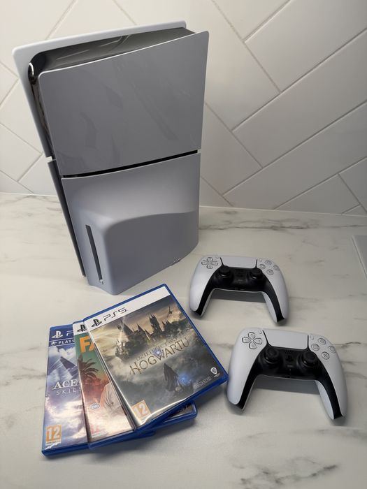PlayStation 5 Slim z napędem*** 3 gry *** dwa pady *** gw. 07.2026