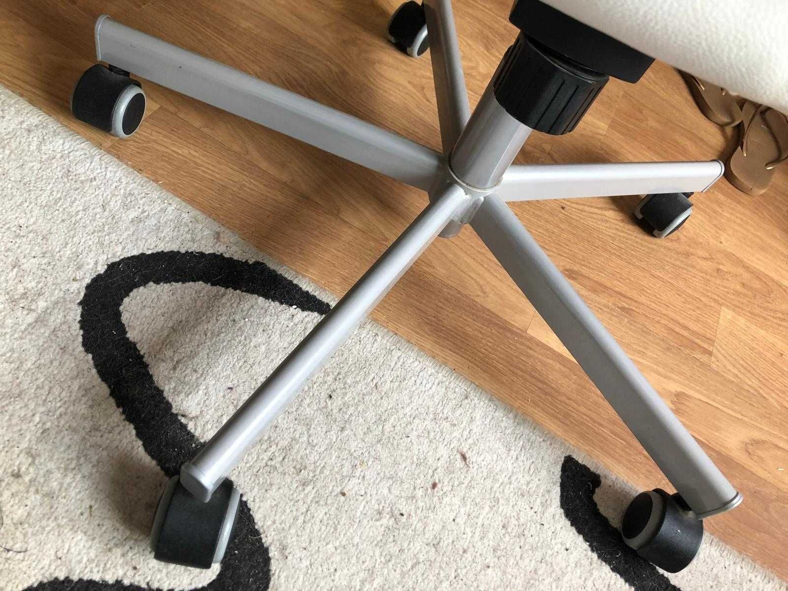 Cadeira IKEA modelo SKRUVSTA