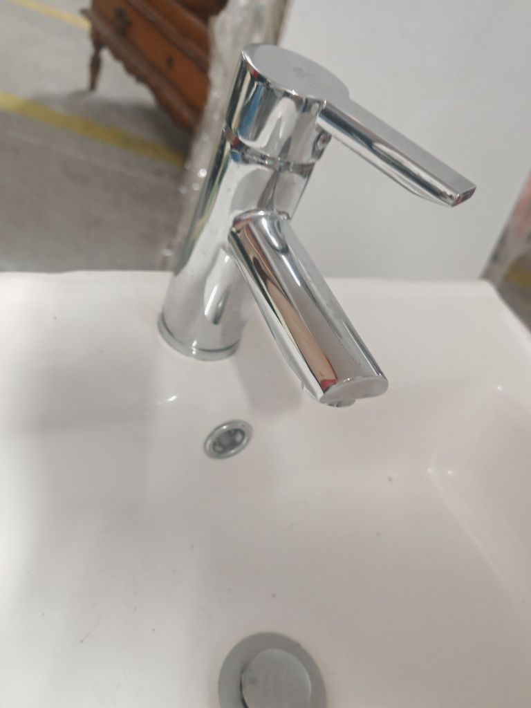 Lavatório de casa de banho com móvel de com gavetas + espelho