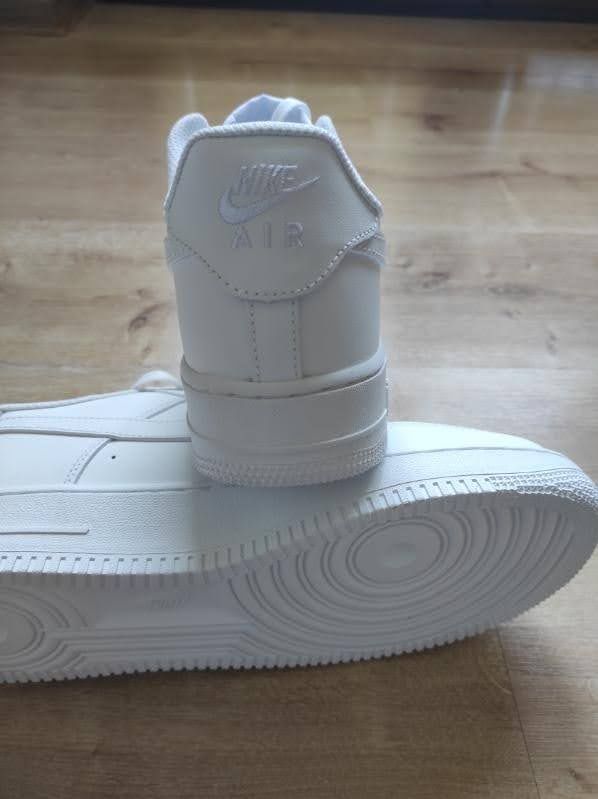 Nowe białe buty sportowe r. 45