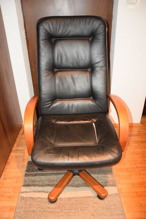 Fotel biurowy czarny na kółkach skóra/drewno