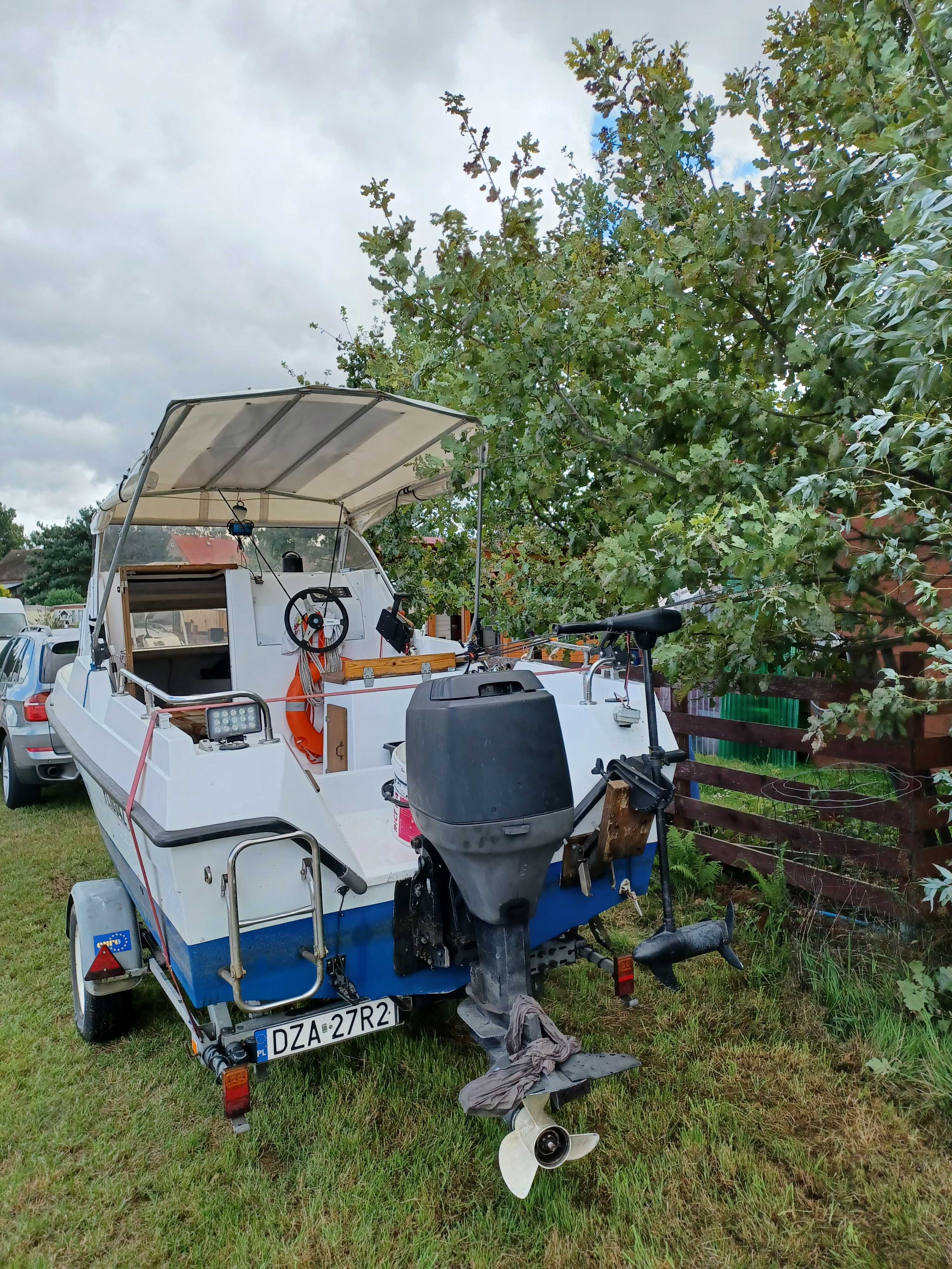 łódź motorowa kabinowa z przyczepą