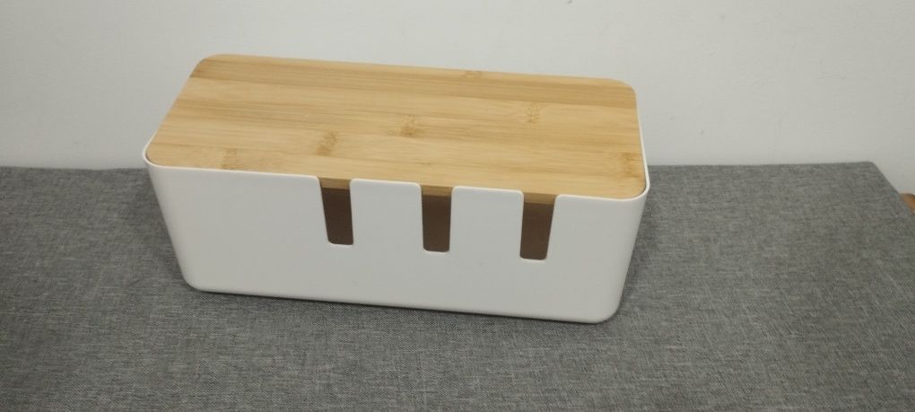 Organizador de cabos e tomadas