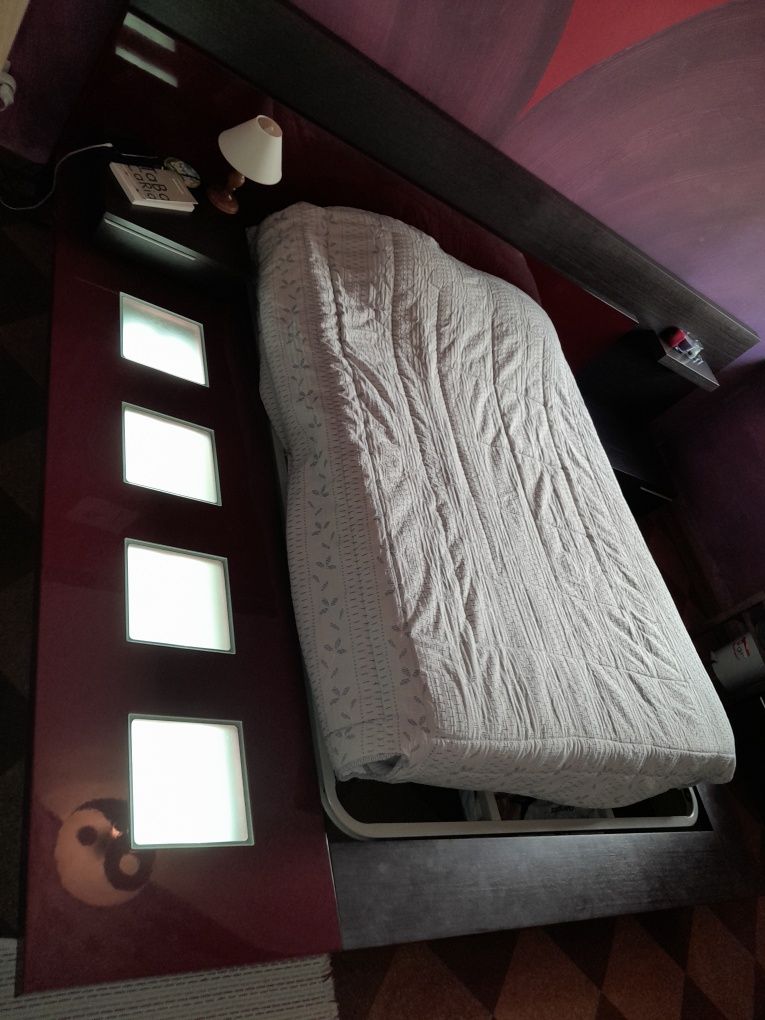 Conjunto de cama em lacado vermelho, com luz branca e negra + cómoda
