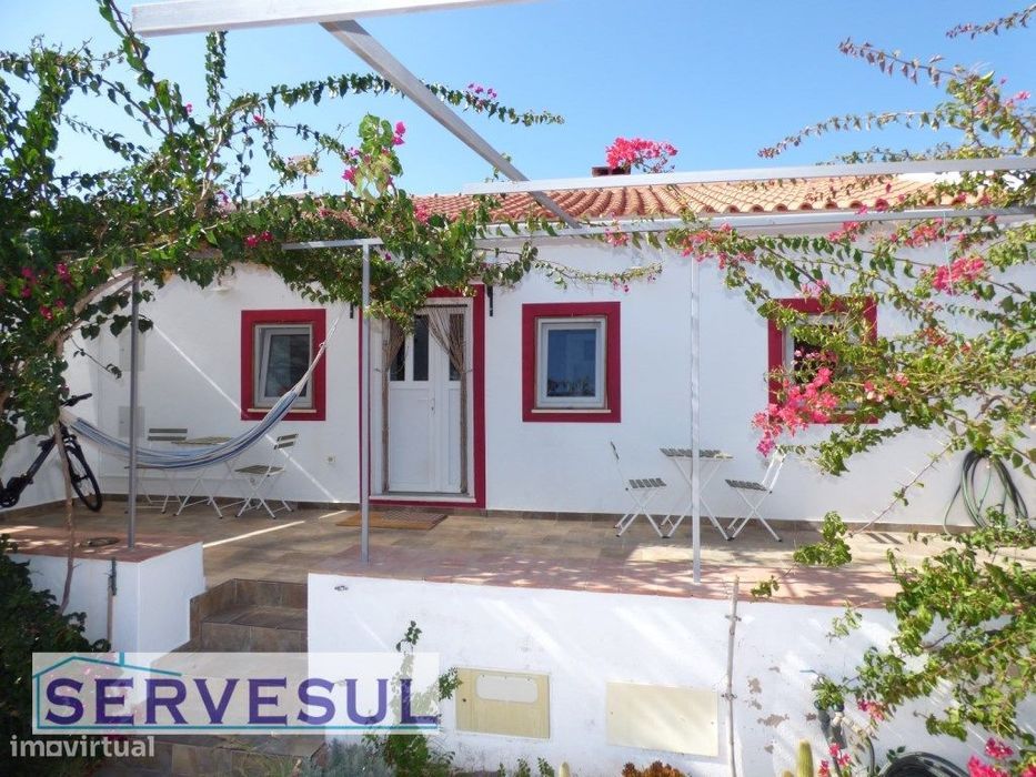 Acolhedora moradia geminada de 2 quartos, 2 anexos e piscina, total...