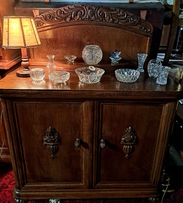 Kredens dębowy z wysuwanym blatem