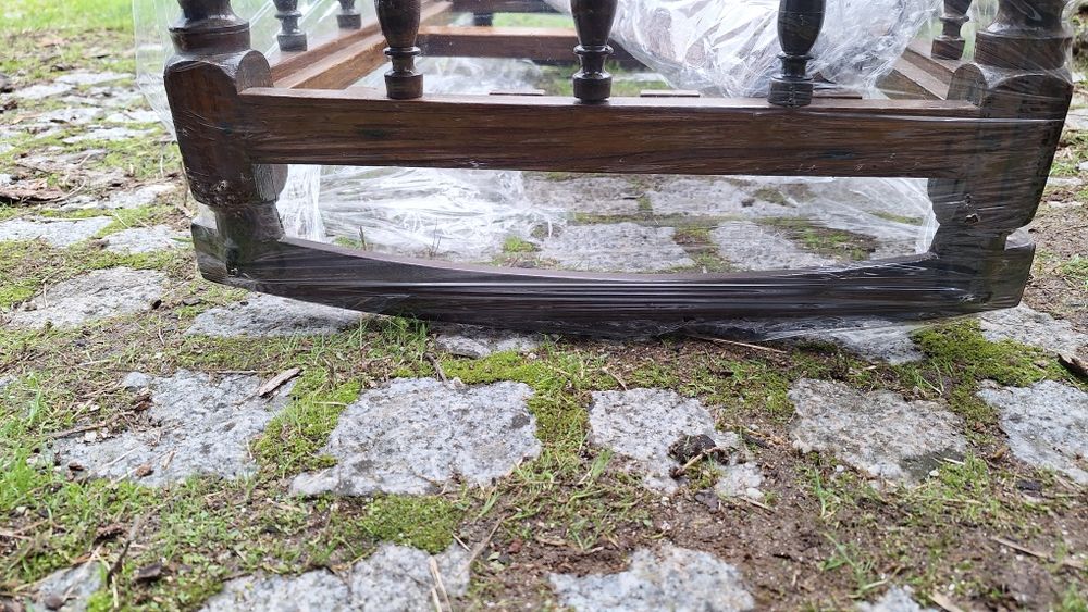 Berço em pau santo e balancé lateral