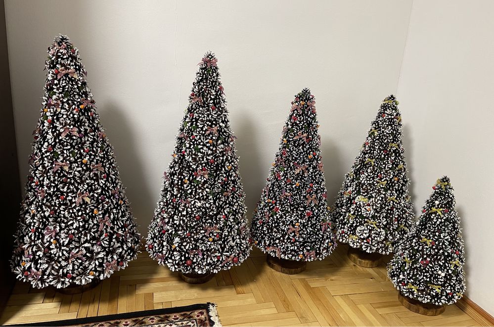 Ялинки різдвʼяні, новорічні ручної роботи з соснових шишок.