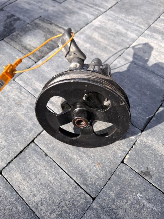 Pompa wspomagania Toyota avensis t25