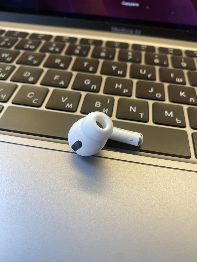 Продам лівий навушник повністью робочий airpods pro 1