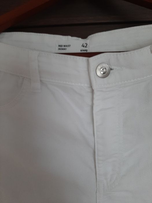 Białe damske  spodnie.