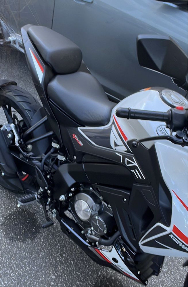 Mota KEEWAY RKF 125cc + Capacete LS2 + luvas alpine