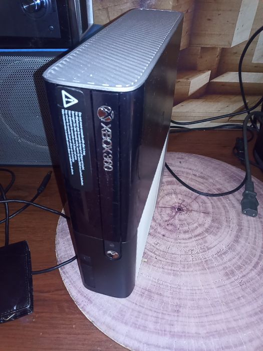 Konsola Xbox360-500 gb E Rock band blitz+ dodatki